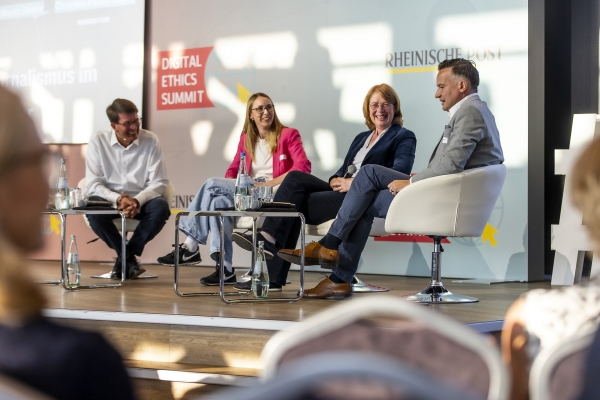 Digital Ethics Summit 2024, v.l. Moritz Döbler,  Christina Pulido Lopez, Tabea Rößner, Richard Gutjahr